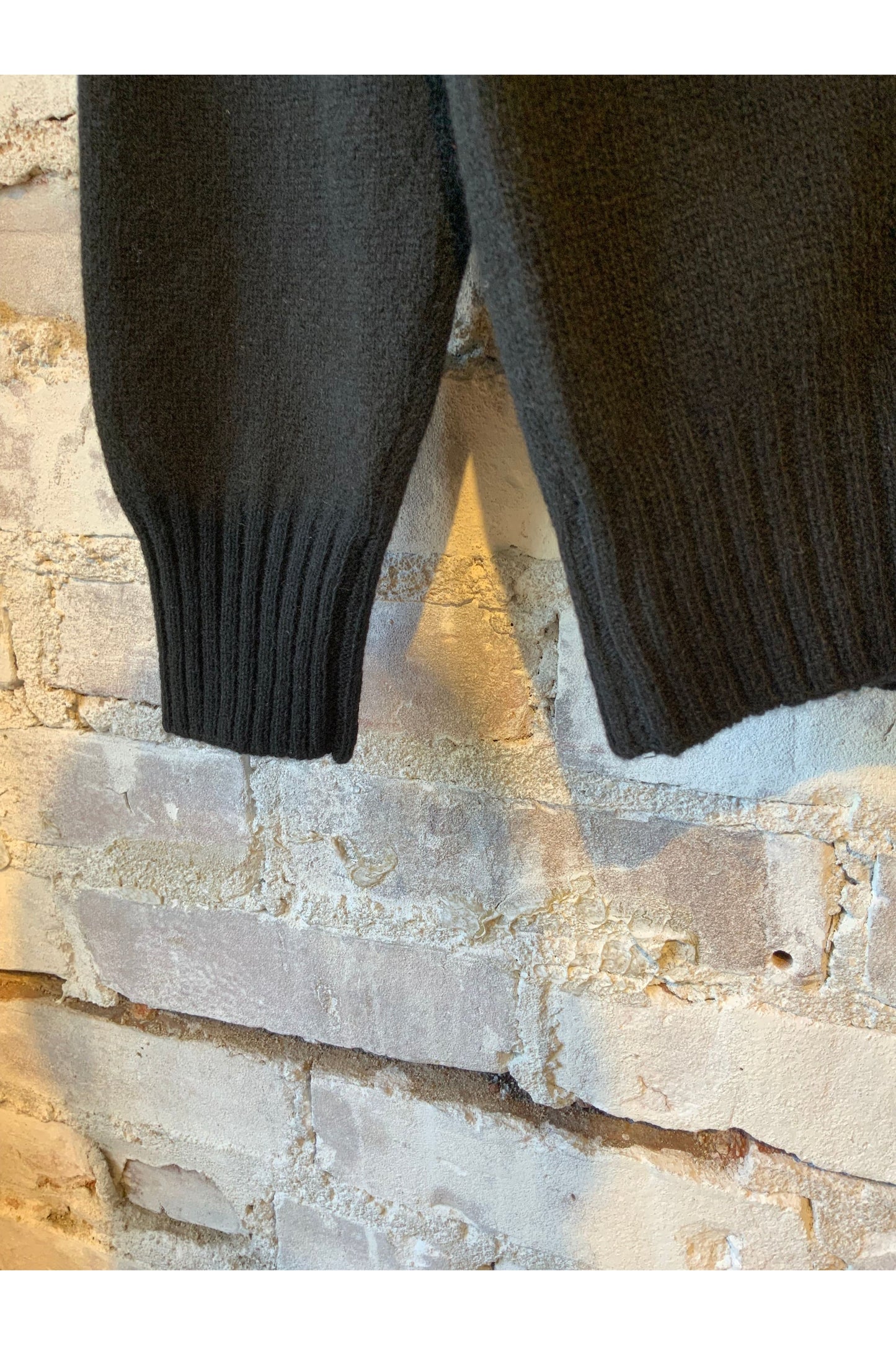 Cashmere Pocket Crew - Black/Olive - DUNE + SALT