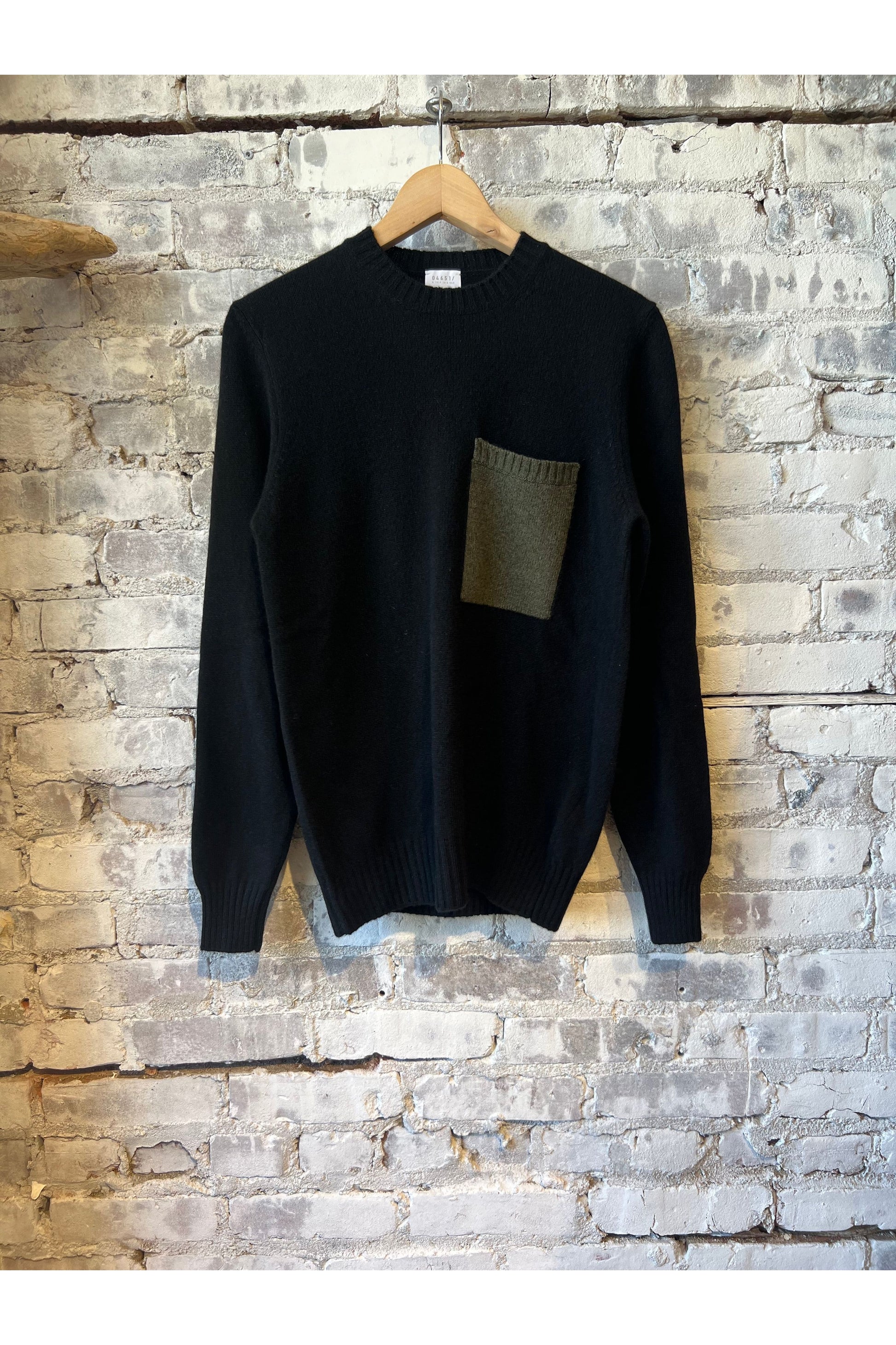 Cashmere Pocket Crew - Black/Olive - DUNE + SALT