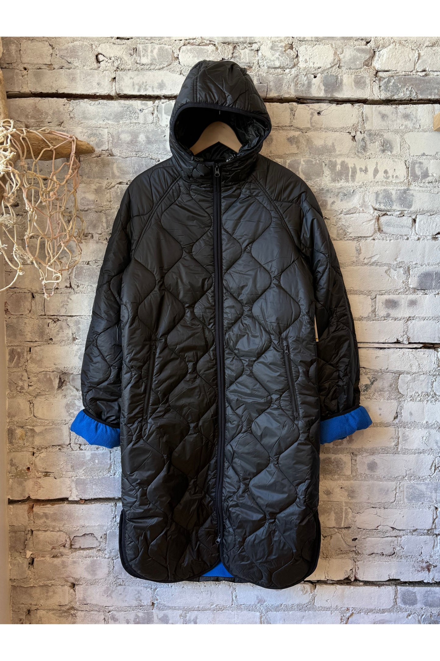 08 Light Hooded Puffer - Black/Blue - DUNE + SALT