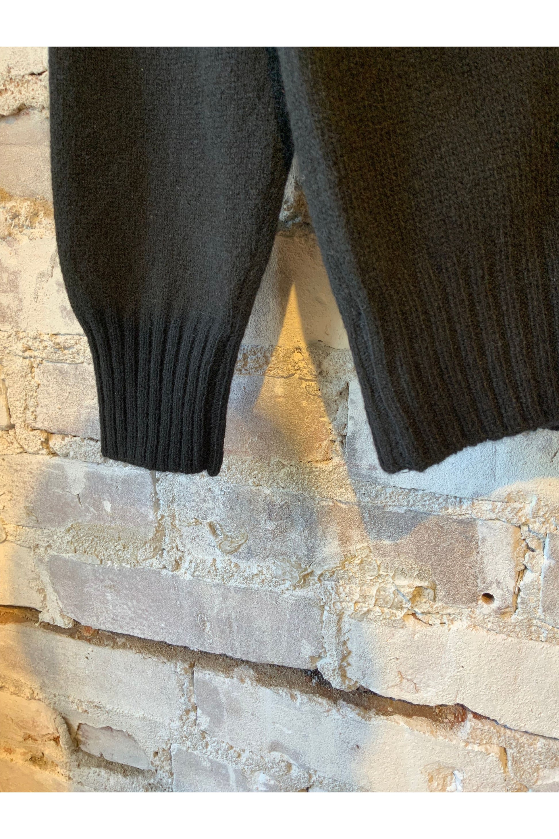 Cashmere Pocket Crew - Black/Olive - DUNE + SALT